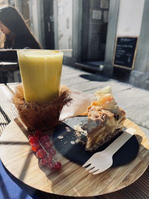 Breakfast: raw apple cake e nutmilk alla curcuma e zenzero at #RAW VEGAN FIRENZE in Florence