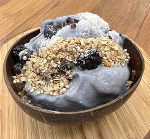 Everything sounded so tasty, but I was craving a smoothie bowl! This large Ocean Bowl hit the spot    at #RAW VEGAN FIRENZE in Florence