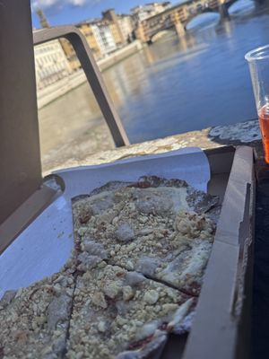 La pizza ai loro vegan formaggi   at #RAW VEGAN FIRENZE in Florence