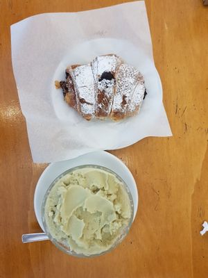 granita pistacchio & brioches cioccolato  at Bar Dolcezza in Catania