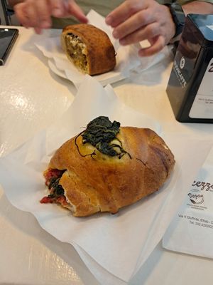 Vegan pizza and arrancini at Bar Dolcezza in Catania