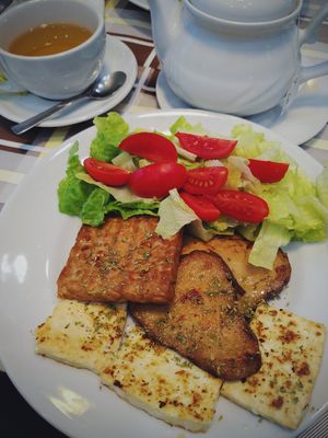 Vegan mixed plate with seitan, tofu and tempeh at Bar Dolcezza in Catania