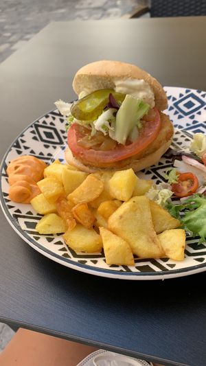Hamburguesas en estilo “chicken fillet” con patatas fritas y salsa at La Veganesa in Cadiz