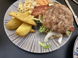 Burger with bacon, fries and Mac and cheese  at La Veganesa in Cadiz