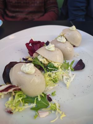 Huevos rellenos (increíble la textura y el sabor) #Veganuary at La Veganesa in Cadiz