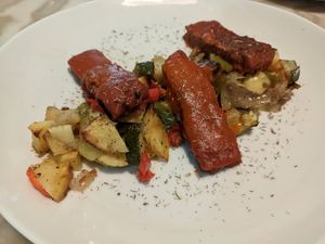 Seitán a la barbacoa con verduras y patatas a lo pobre at La Veganesa in Cadiz