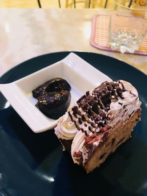 Vegan dessert with cake and chocolate at La Veganesa in Cadiz