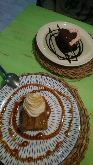 Tarta de manzana y de chocolate at La Veganesa in Cadiz