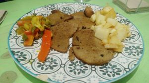 Seitán con patatas y verduras at La Veganesa in Cadiz