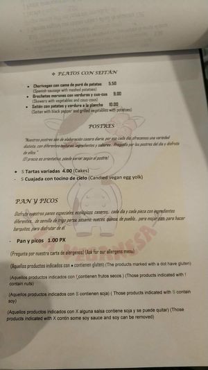 Platos con seitan y postres at La Veganesa in Cadiz