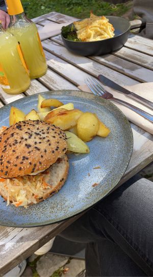 portobello burger mit coleslaw and potato wedges (vegan) and in the back mac and cheese with broccoli and hot sauce (vegetarian)  at Adelhaus in Freiburg