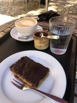 Veganes Tiramisu und glutenfrei Erdnussschokoschnitte at Adelhaus in Freiburg