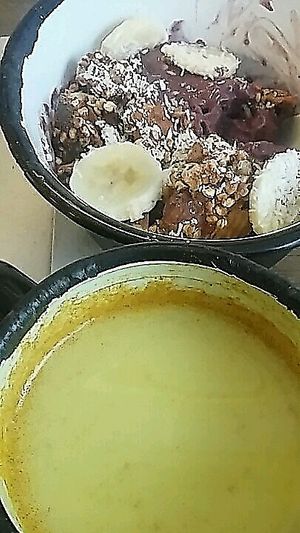 Acaibowl (entamé!) et Golden latte at Wild & The Moon - Wild Lab Gravilliers in Paris
