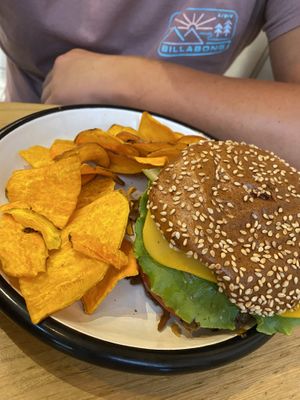 Burger. Faux-mage non fondu. Dommage !  at Wild & The Moon - Wild Lab Gravilliers in Paris