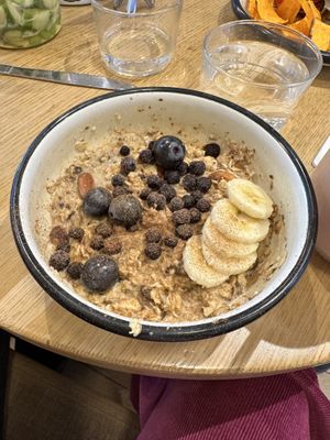 Moon porridge  at Wild & The Moon - Wild Lab Gravilliers in Paris