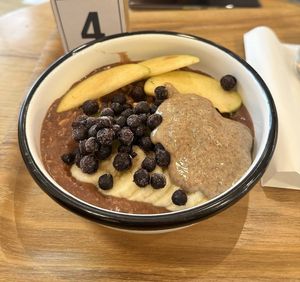 Six Pack Bowl (chocolate, oats, almond butter) at Wild & The Moon - Wild Lab Gravilliers in Paris