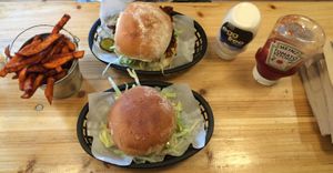 Burger et frites at Mooshies in East London