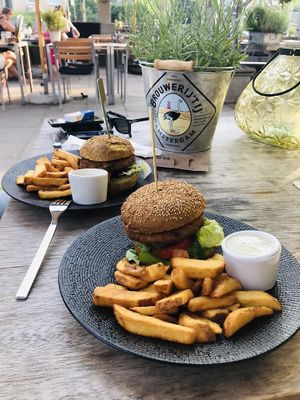 Dutch weed burger & frites at Natuurlijk in Egmond Aan Zee
