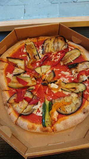 Pizza 'Vegetariana' at Bella&Brava in Venice