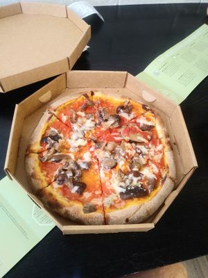 🍕 with mushrooms and vegan cheese at Bella&Brava in Venice