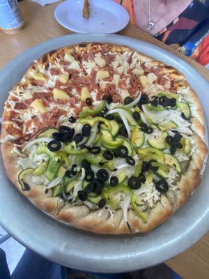 Pizza mitad hawaiana mitad italiana   at Veggino's Pizza in Mexico City