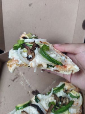 Masa delgada y buena porción de cada ingrediente at Veggino's Pizza in Mexico City