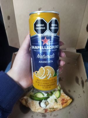 Pizza y bebida del combo personal at Veggino's Pizza in Mexico City