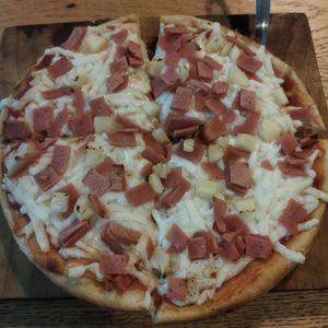 Hawaiana (fui tan feliz comiendo esta pizza, está muy buena) at Veggino's Pizza in Mexico City