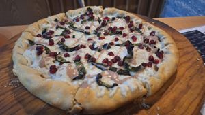 Pizza en Nogada, por la temporada del Chile en Nogada 😱🤪😋🍕🌱🫶🏻 at Veggino's Pizza in Mexico City