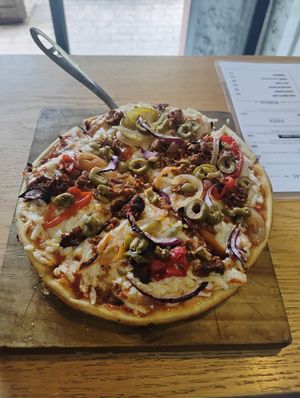 Sinaloense: debo admitir que no ha sido de mis favoritas, tal vez por las aceitunas, pero de igual manera está buena. Aunque en siguientes visitas eligiría otra:) at Veggino's Pizza in Mexico City