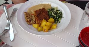 Prato tamanho médio (além do prato vinha salada, sobremesa e refresco) at Restaurante Cultura VEG in Sao Paulo
