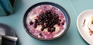 Blueberry honey porridge at Hula Juice Cafe in Edinburgh