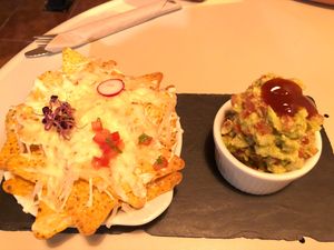 Nachos con guacamole y cheddar vegano at Cactus in Palamos