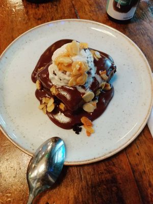 Bolo 🍰 de chocolate 🍫 con sorvete 🍨 at Teva in Rio De Janeiro