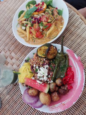 Salad bowl and pesto bowl with green juice (cucumber, fennel and apple with spirulina) at Kitchen Garden in Bordeaux