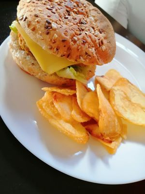 Hamburguesa de garbanzos at Abaco Te in Granada