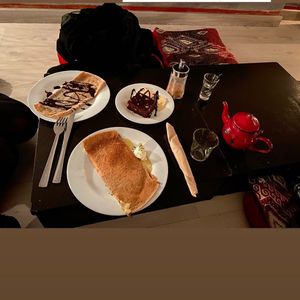 Mesas con cojines en el suelo en el ático at Abaco Te in Granada