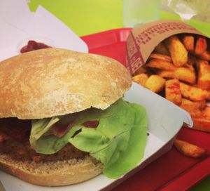 Vegan burger and french chips at L'Appétit Bio in Nancy