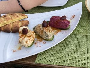 „Cool“ Hummus at Sea Vibe in Santorini