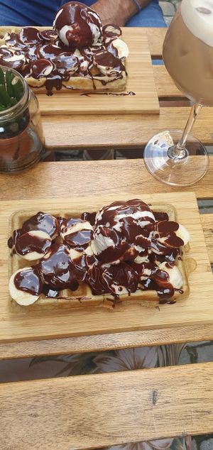 Vegane Waffeln mit Banane Vanilleeis und Schokosoße at The Sister in Brussels