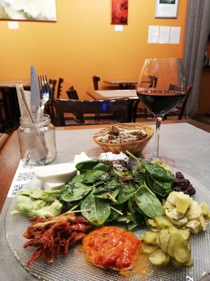Vegan antipasti & Vegan red wine at The Sister in Brussels