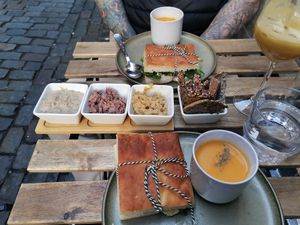 Foccacia with soup and hummus at The Sister in Brussels
