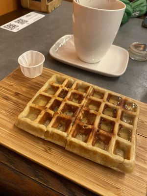J’avais déjà coupé la gaufre donc elle est plus grande mais le sirop d’érable, très peu, et le goût.. pas bon. Y’a  quasiment rien sur cette gauffre à 6€ 🙄  at The Sister in Brussels