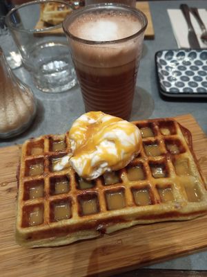 Raspberry white waffle at The Sister in Brussels