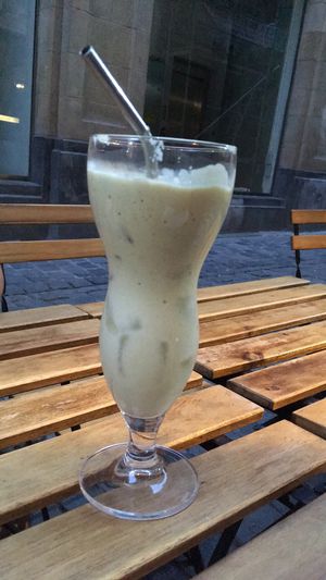 Green Day (avocado, walnuts, milk, honey) at The Sister in Brussels