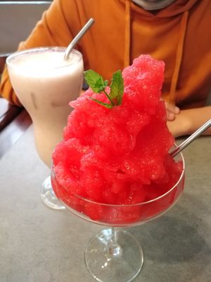 Frozé au fruits rouge et smoothie at The Sister in Brussels