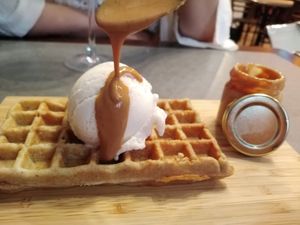 Gaufre beurre de cacahuète et glace vanille at The Sister in Brussels