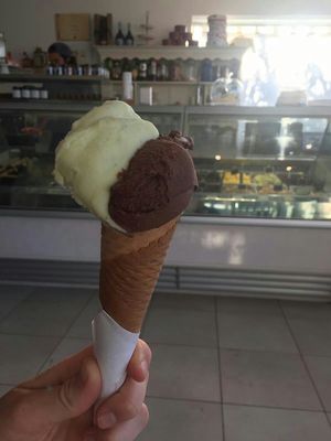 Lemon and basilikum and chocolate at Gelateria Alice in Sagres
