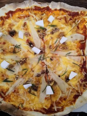 Pear vege pizza at Pizza Loft in Krakow