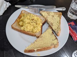 Vegan scrambled egg on toast at Rose & Grant's in Glasgow